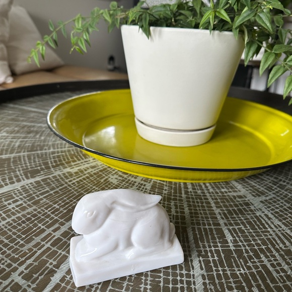 Heisey modern white milk glass bunny - Picture 3 of 10